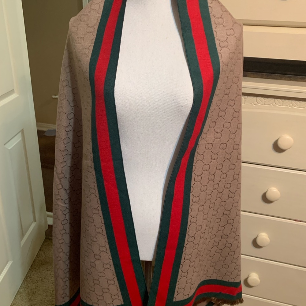 “Gucci” fun fashion convertible Tan Scarf with Red and Green Stripes